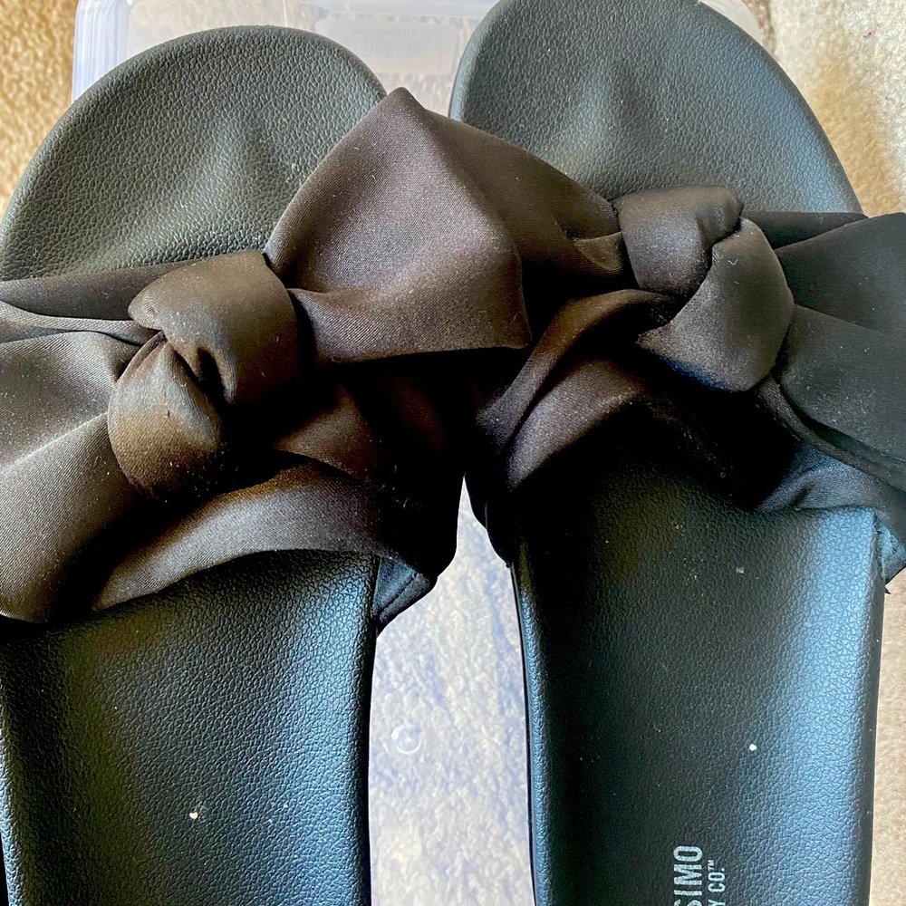 Black Mossimo flip flops with bow